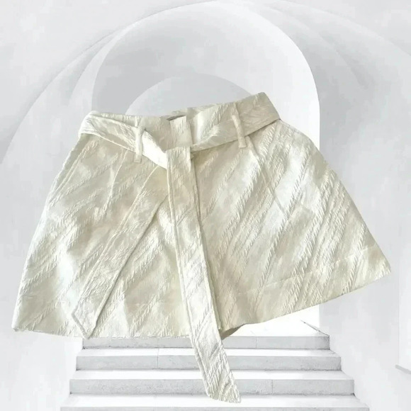 Anthropologie Pants - Baum und Pferdgarten White High-Waisted Paperbag Shorts Size S